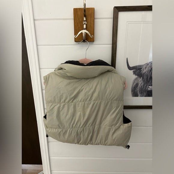 Brand new Women's Black and Beige Puffer Vest Reversible - Picture 9 of 9